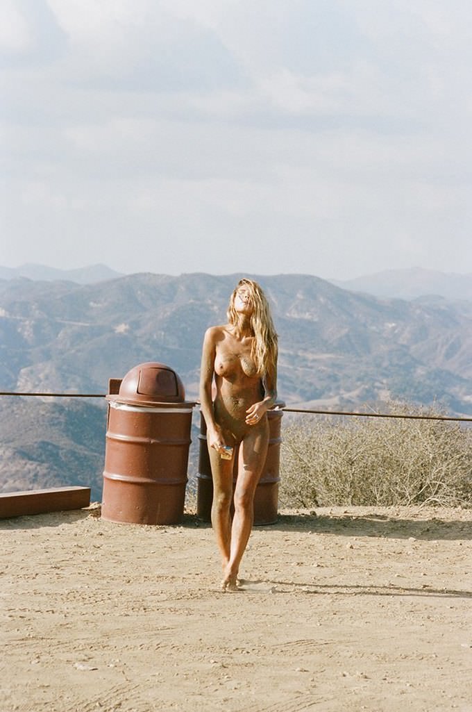 Австралийская голая модель Sahara Ray