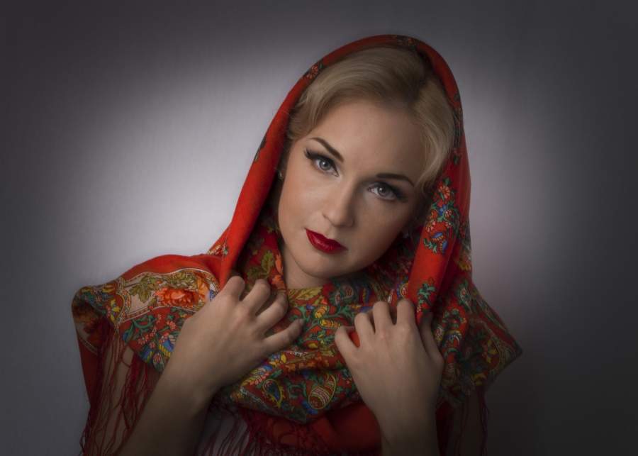 Девушки в платках