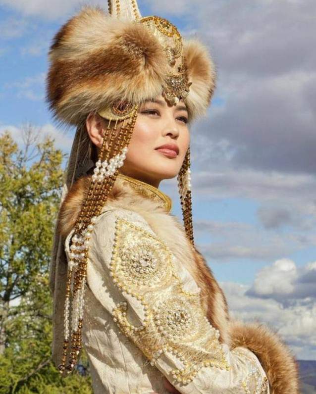 Прекрасные очаровательные женщины тывы на фото