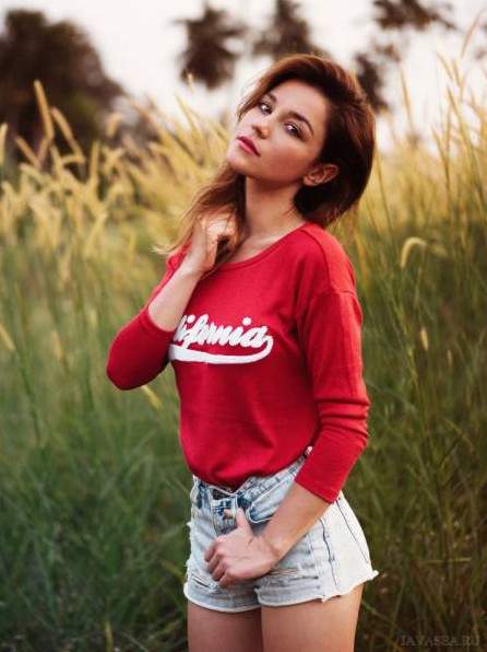 Прекрасная красивая девушка в кофточке