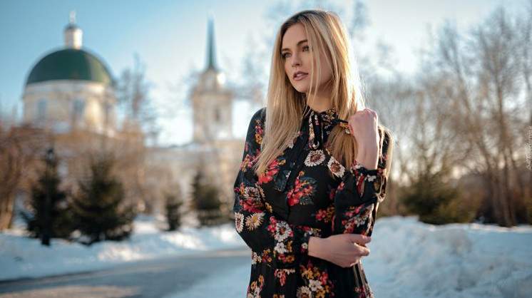Прекрасные российские очаровательные женщины на улице на фото