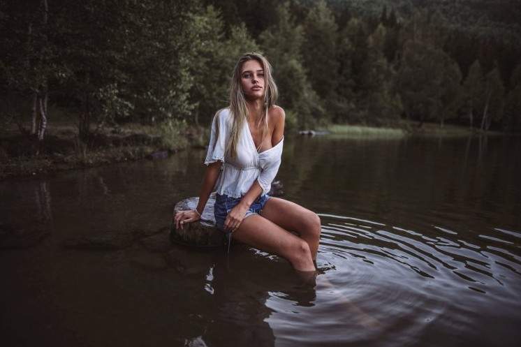 Телки у реки на фото
